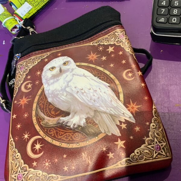 Hedwig dros y bag ysgwydd